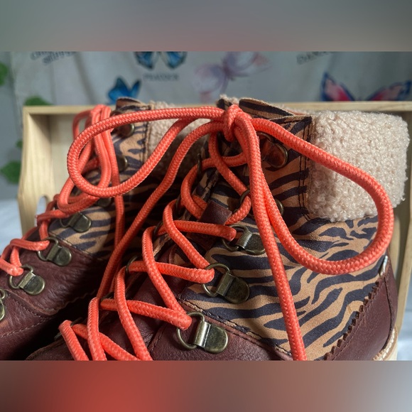 ‘TOMS’ Mesa Zebra Waterproof Lace-Up Boots | Size: 9 US Women’s - Picture 6 of 13